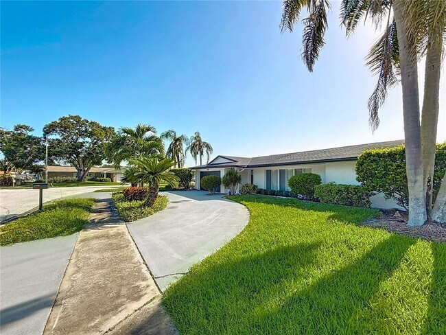 Building Photo - 1900 Sandpiper Dr