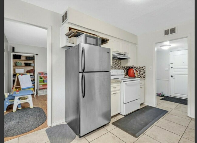 Building Photo - 2 bed 2 bath downstairs condo unit with co...