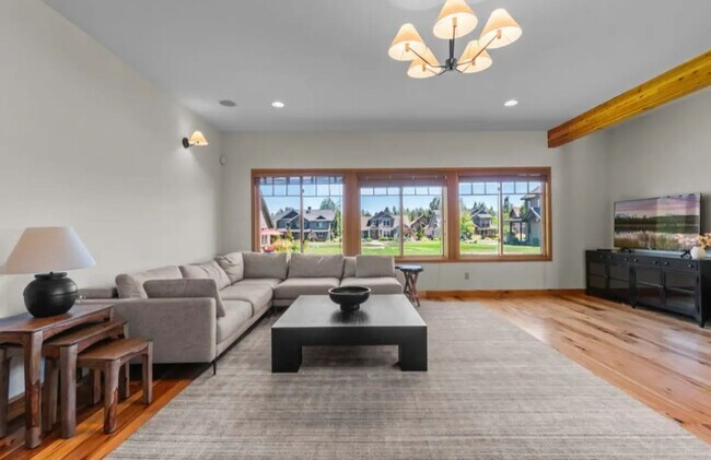 Building Photo - Stunning 4-bedroom/2-bath with pristine Mt. Views in Pine Meadow!