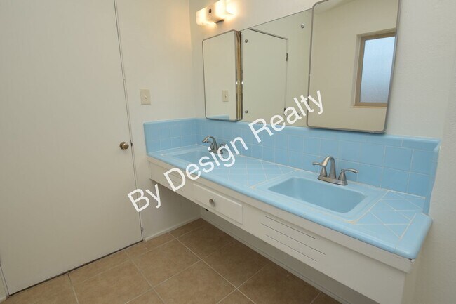 Building Photo - Spacious 3 Bed 2 Bath Eastside Home w/Huge Yard & Fireplace