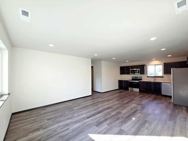 Building Photo - 1214 N Baker Ave