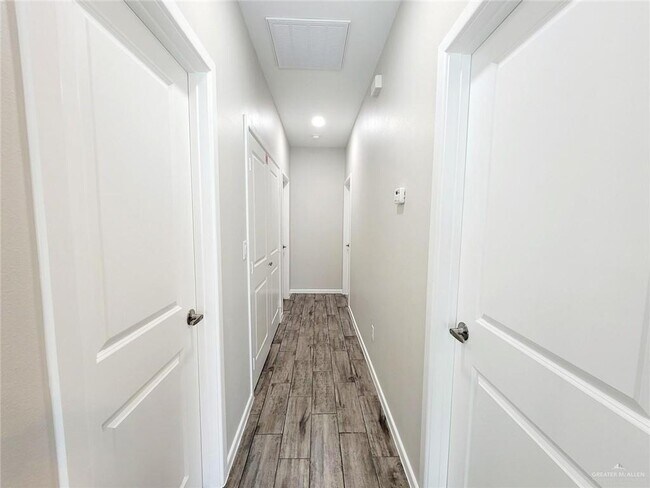 Building Photo - 1415 Petri Dr