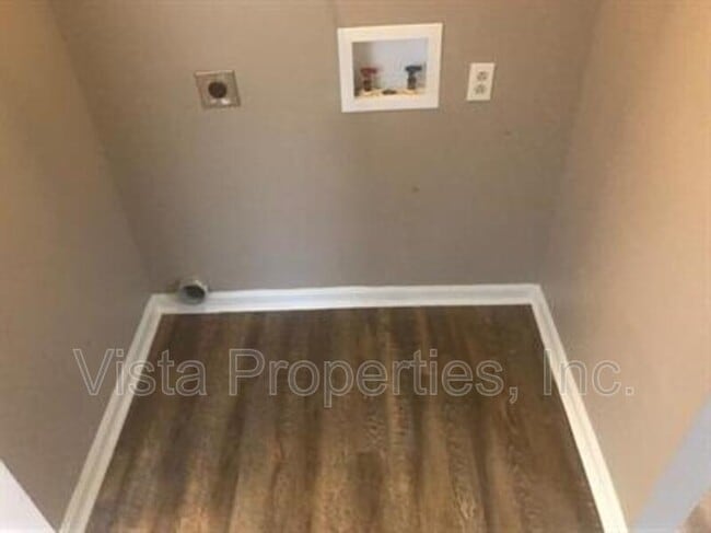 Building Photo - 1811 La Salle Pl