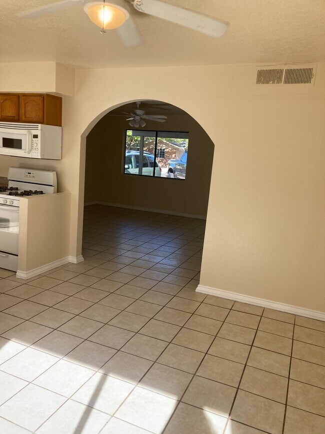 Building Photo - Spacious Home with Great Potential in Southwest Albuquerque