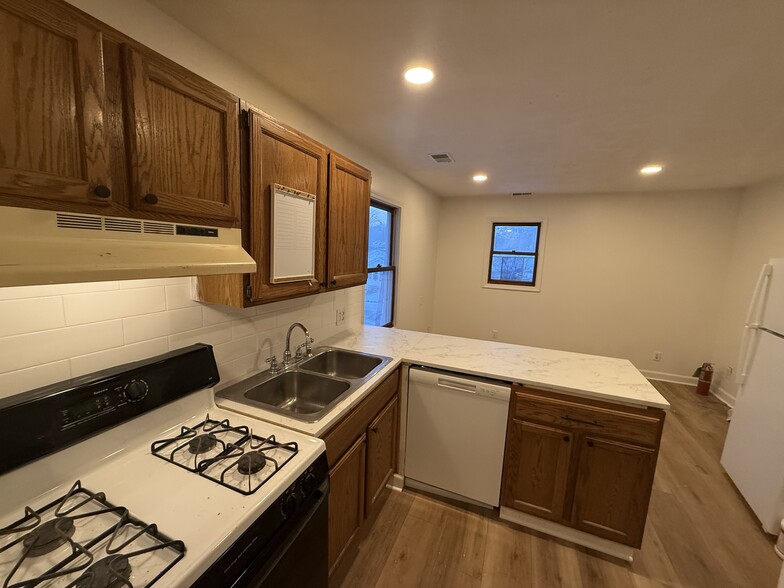 Building Photo - 321 Adolph St