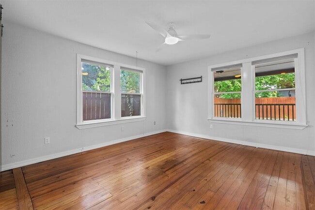 Building Photo - 204 Caney St