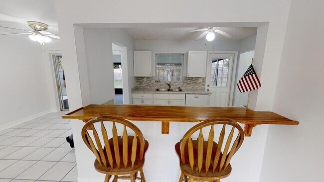 Building Photo - Charming Beachside Home