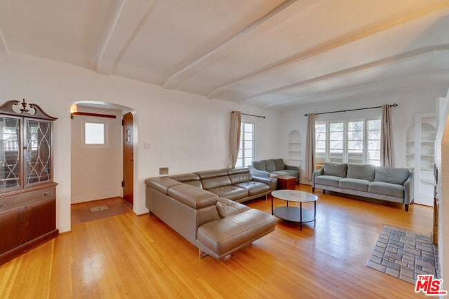 Building Photo - 10870 Wellworth Ave