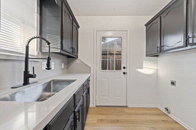 Building Photo - 1106 S Stone Haven