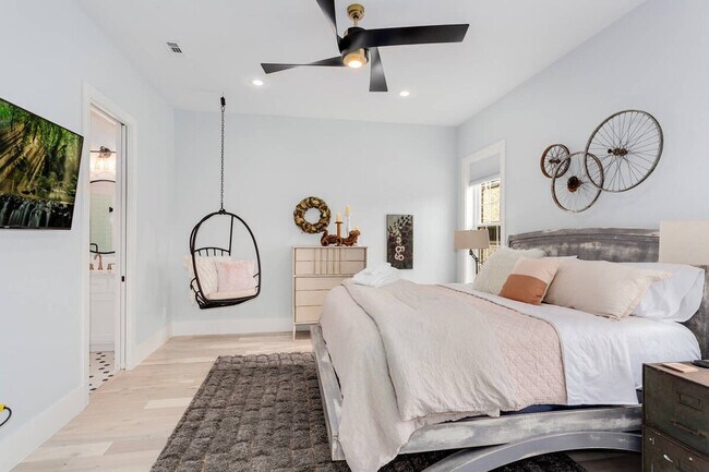 Building Photo - 319 NW A St