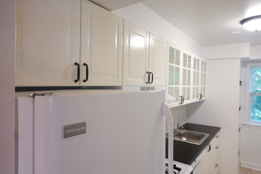 Building Photo - 8713 Plymouth St