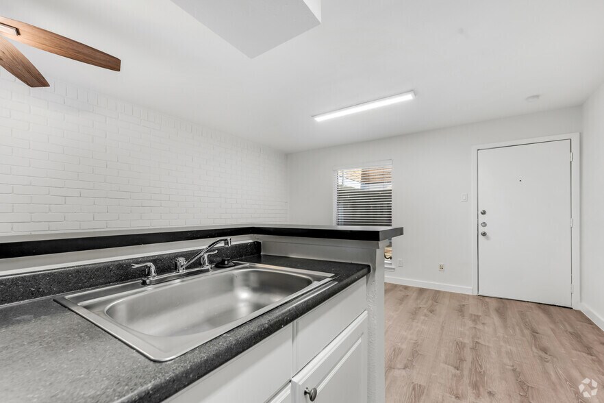 1 BR, 1 BA - 540SF - Kitchen - Shelby 2707 Apartments