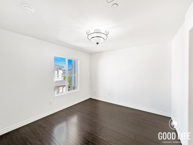 Building Photo - Beautiful 3BD/3BA W/ A/C, Attached Garage, and Community Pool in Kearny Mesa!