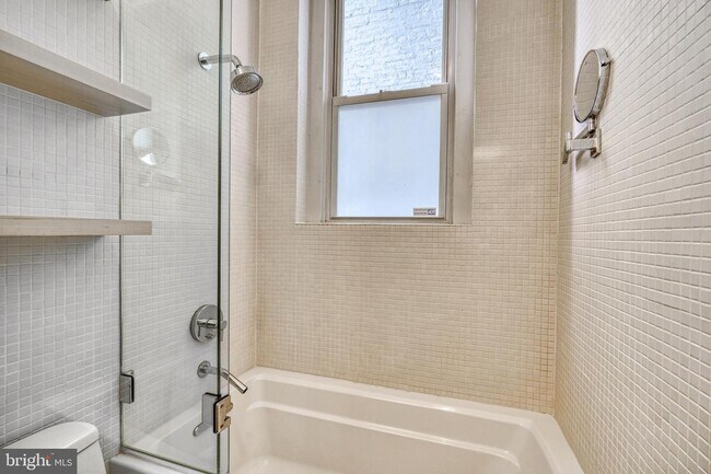 Building Photo - 12 E Mt Vernon Pl