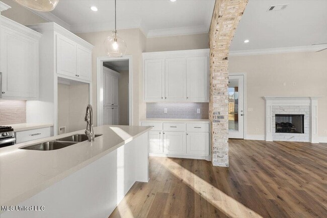 Building Photo - 464 Aurora Cir