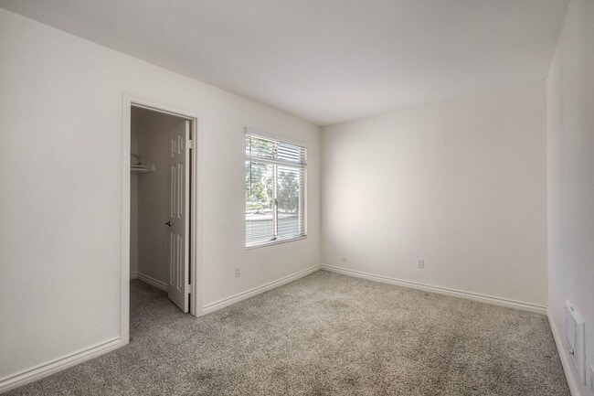 Building Photo - Gated Community - Ready To Go