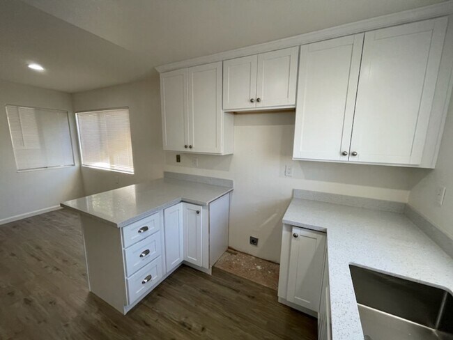 Building Photo - Beverly -Duplex