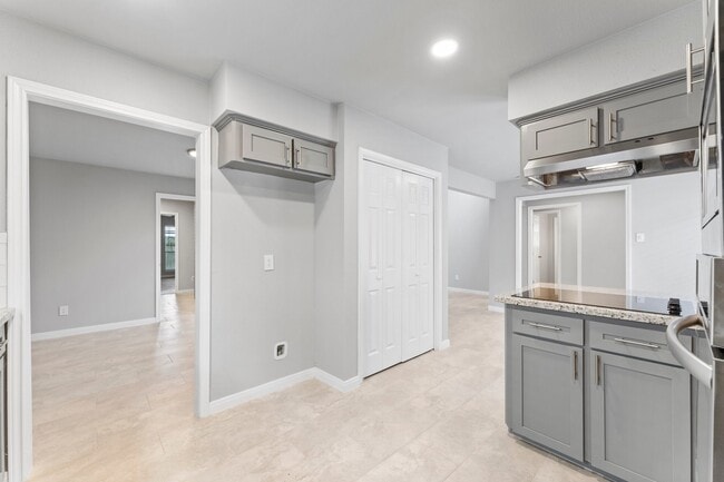 Building Photo - 10422 Rockcrest Rd