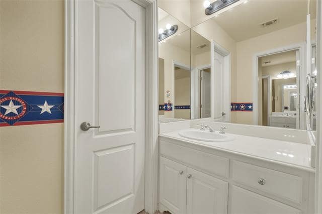 Building Photo - 2202 Southern Oaks Dr