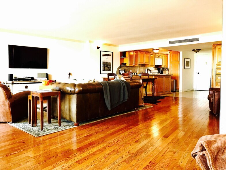 Building Photo - 4265 Marina City Dr
