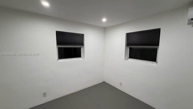 Building Photo - 1212 E River Dr