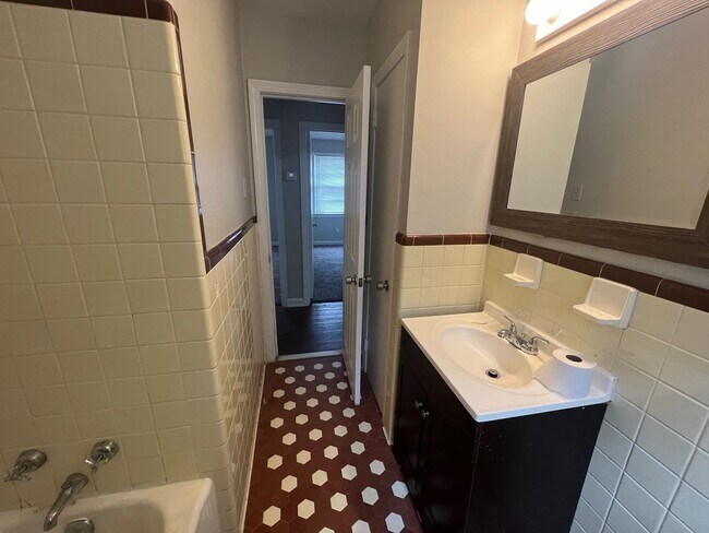 Building Photo - 3 bedroom 1 bathroom single level home