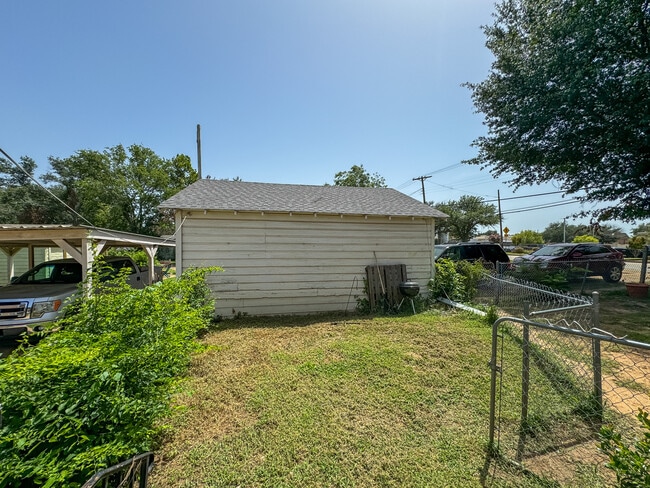 Building Photo - 403 E 6th St