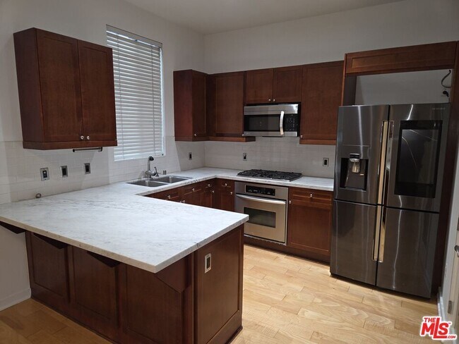 Building Photo - 5350 Playa Vista Dr