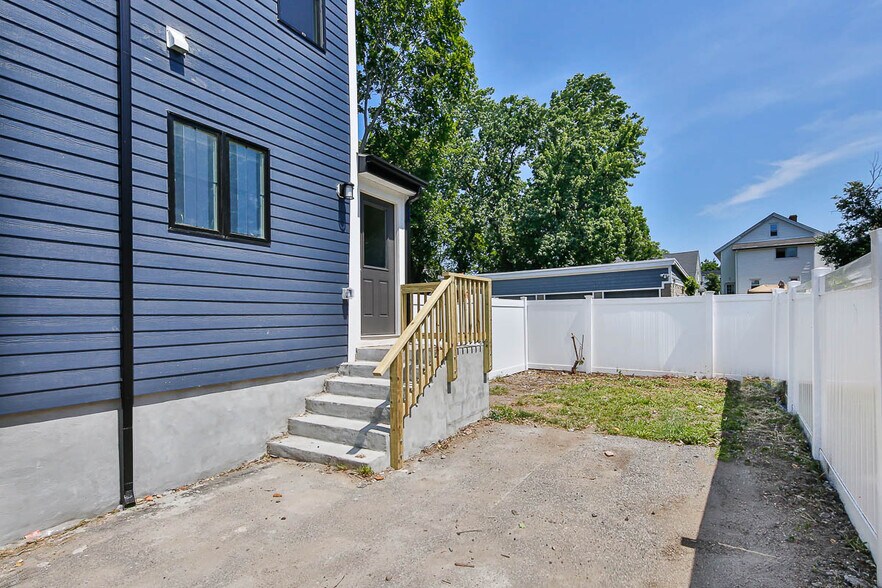 Primary Photo - 120 Jerome St