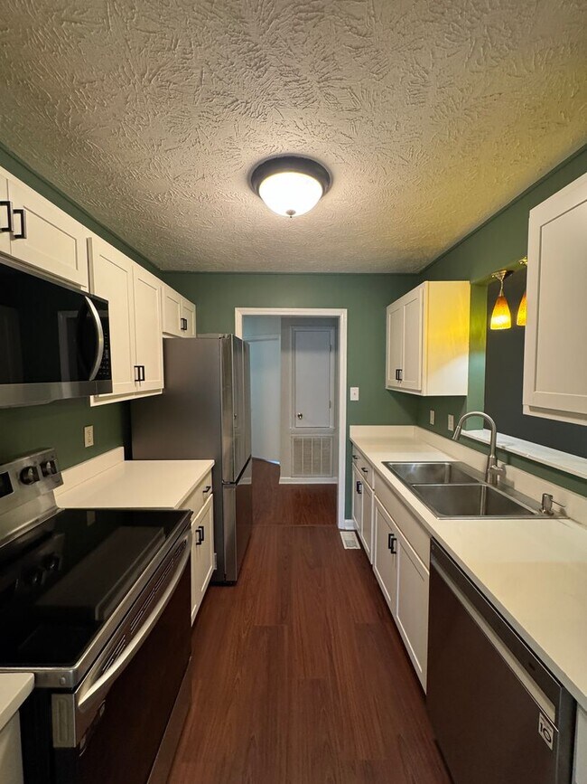 Building Photo - Charming 3 Bed, 2 Bath Fayetteville Home
