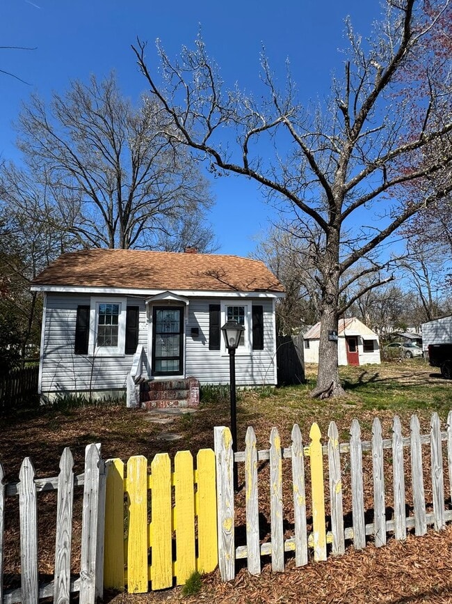 Building Photo - 2 bedroom house in Fulton Hill; Big yard, laundry, central hvac all electric and a deck!
