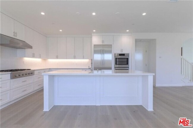 Building Photo - 113 Escala