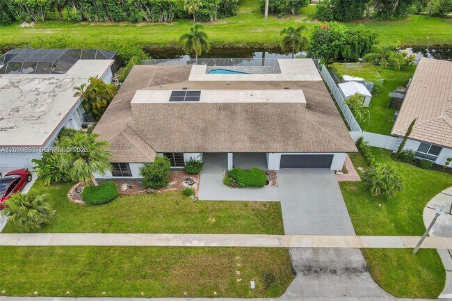 Building Photo - 16610 Royal Poinciana Ct