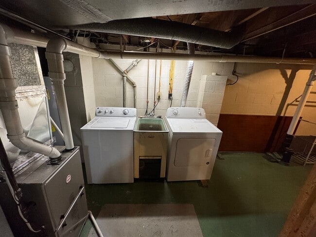 Building Photo - Three Bedroom / 1.5 Bathroom House AVAILABLE October