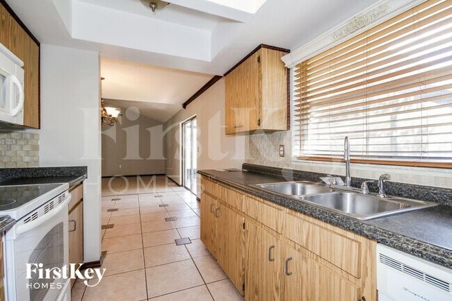 Building Photo - 1595 Sailpoint Dr