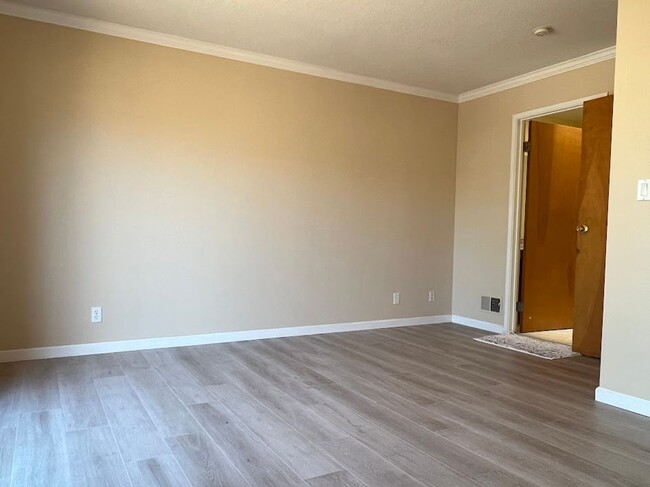 Building Photo - Spacious 3 bedroom 2 bath Millbrae ready now!