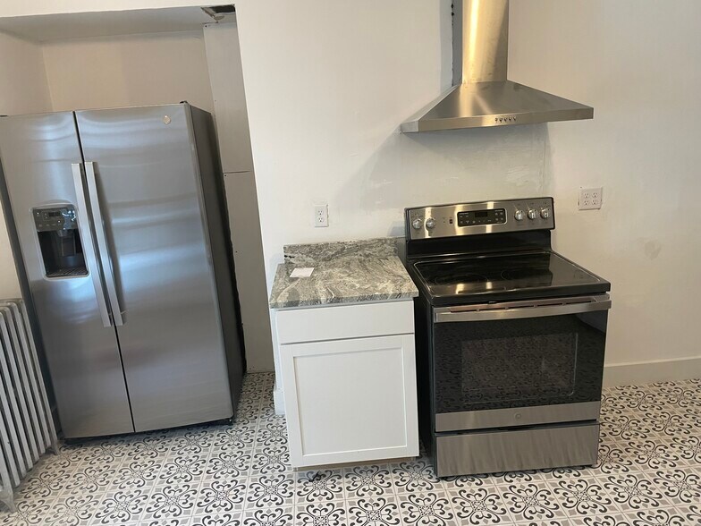 Stainless appliances and granite countertops - 706 Middle St