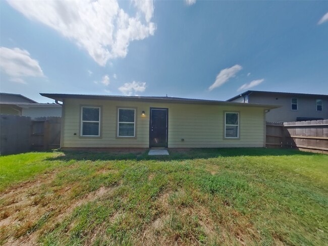 Building Photo - 15791 Del Norte Dr