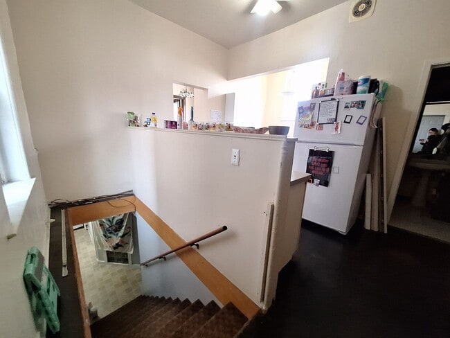 Building Photo - Large 3 Bedroom Open August