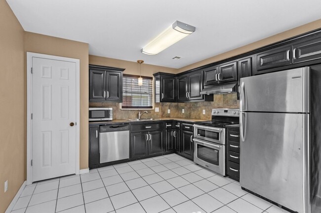 Building Photo - Bright & Beautiful 4 Bedroom Home with Fenced Yard and Modern Upgrades!
