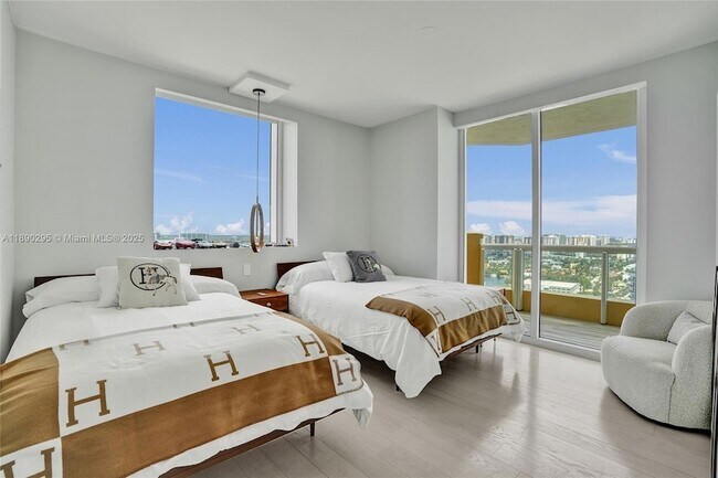 Building Photo - 17875 Collins Ave