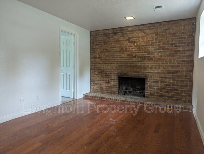 Building Photo - 2350 Bowen St
