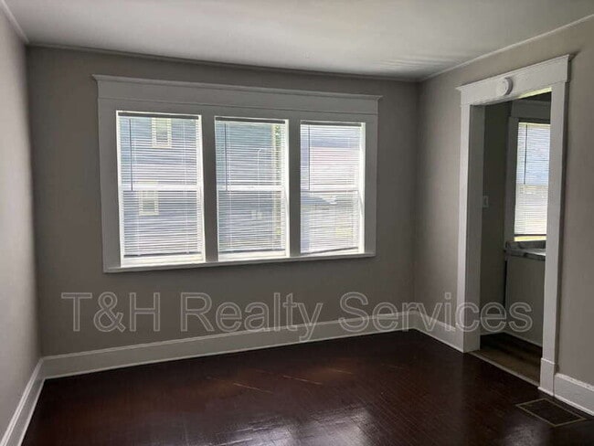 Building Photo - 3130 N Park Ave