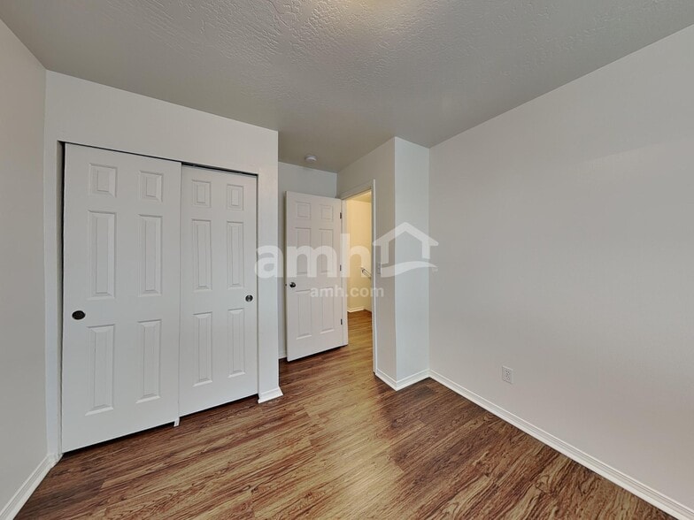 Building Photo - 2513 E Cinnamon Ln