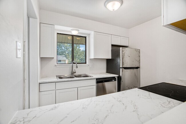 Building Photo - 2 Bedroom 2 Bath TOTALLY Renovated Maumelle Condo