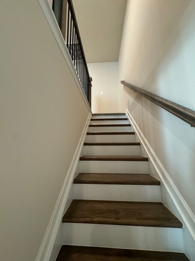 Building Photo - Stunning 3BR 2.5BA Townhome in Jamestown