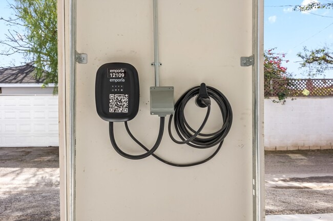 Building Photo - 212 W 64th St