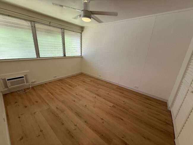Building Photo - Updated Kahala Townhome – Pool, Parking & ...