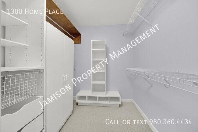 Building Photo - 1300 Home Pl