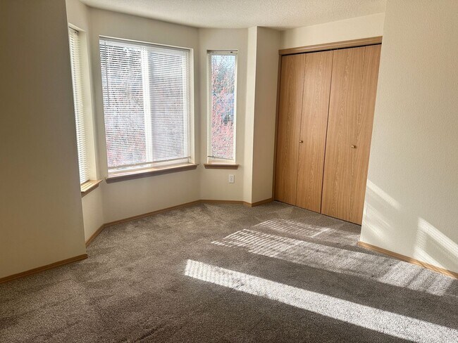 Building Photo - *HALF OFF first full month of rent!* Darli...